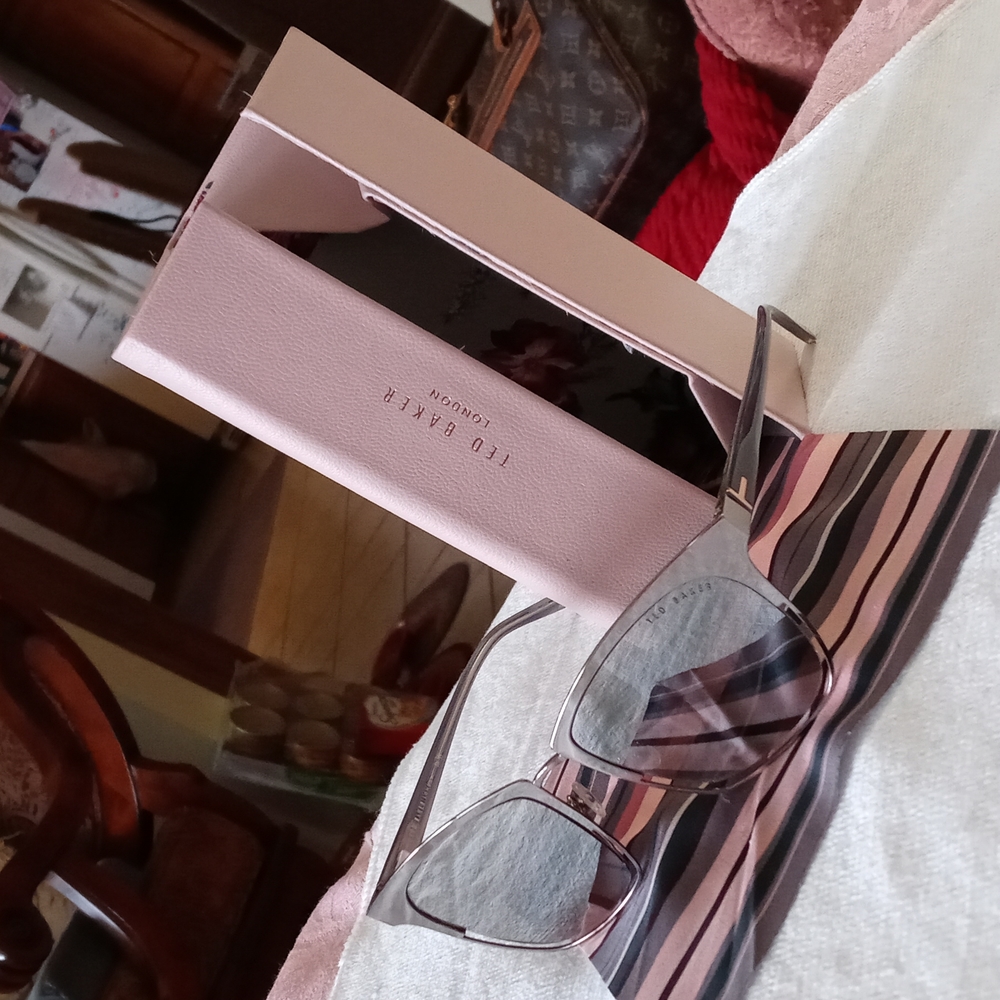 Beautiful T.B. Mirrored Sunglasses & Case - Picture 10 of 16